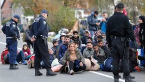 Grenze zu Kroatien abgeschottet: Bosnische Polizei geht gegen Flüchtlinge vor