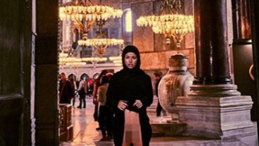 Entblößt in ehemaliger Moschee: Verschleiertes Model zieht in Hagia Sophia Kleid hoch