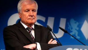 Nach CSU-Absturz in Bayern: Wählermehrheit will Seehofers Rücktritt
