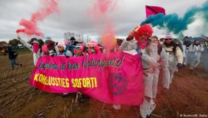 Aktivisten besetzen Gleise am Tagebau Hambach