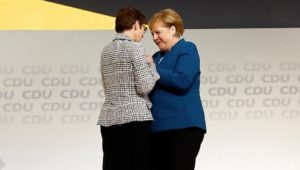 Der letzte Sieg von Merkel: AKK zieht mit „mehr Mut“ an die Parteispitze