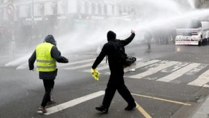 700 Festnahmen und Zusammenstöße: „Gelbwesten“-Protest in Paris eskaliert