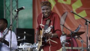 Chronist und Kritiker: Simbabwes legendärer Musiker «Tuku» ist tot