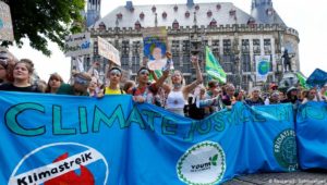 Klimaschutz-Demo: „Die Erde ist so kaputt wie mein Plakat“