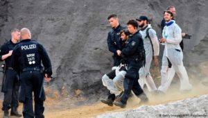 Tagebau Garzweiler: Aktivisten halten Polizei in Atem
