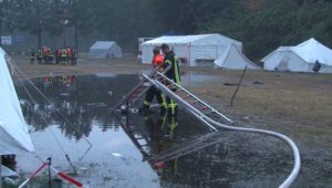 Schwere Unwetter mit Hagel: Feuerwehr rückt über 200 Mal in einer Nacht aus – Zeltlager evakuiert